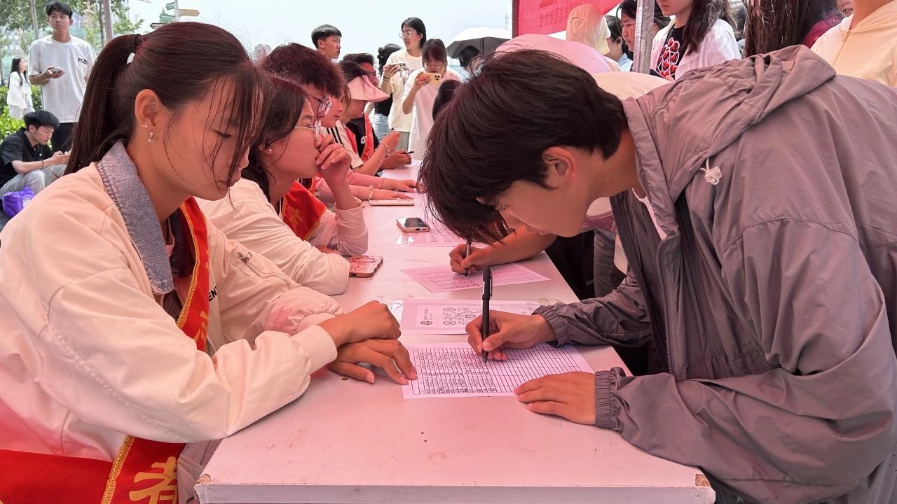 太阳集团tcy8722  青年志愿协会  举办“禁烟净气，清新满溢”海报设计活动