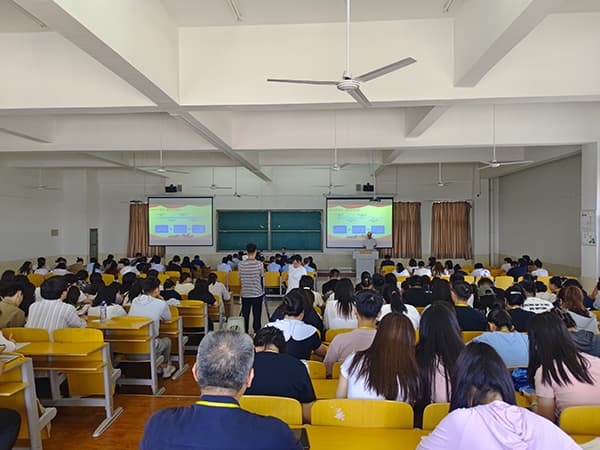 太阳集团tcy8722党委书记何新生讲授党纪学习教育专题党课